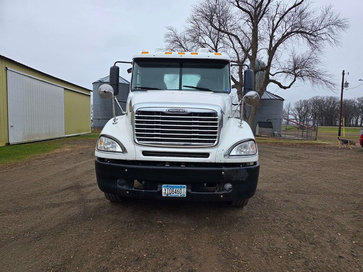 2007-freightliner-cl120-day-cab-semi,-978,000-miles,-detroit-series-60-–-14l-engine,-515hp,-10-speed-image-4