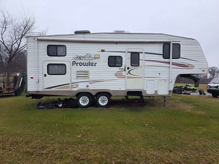 2004-prowler-fleetwood-5th-wheel-rv,-model-255-bhs,-12’-slide-out,-newer-19’-awning,-1-queen-front-b-image-3