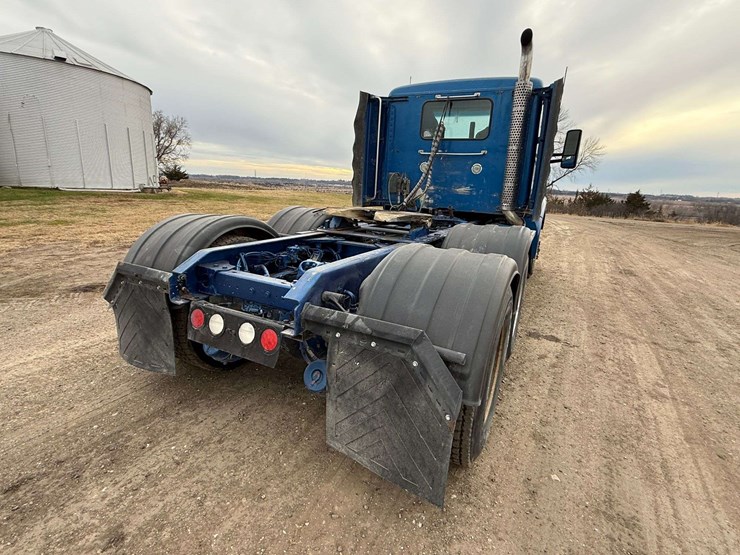 2016-kenworth-t880-image-11