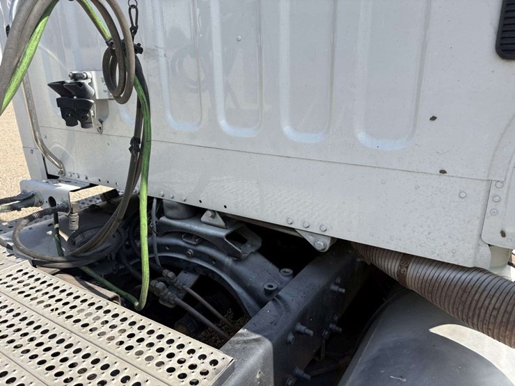 2004-freightliner-m2-business-class-semi-tractor,-day-cab,-mercedes-460,-10-speed,-jake-brake,-lopro-image-15