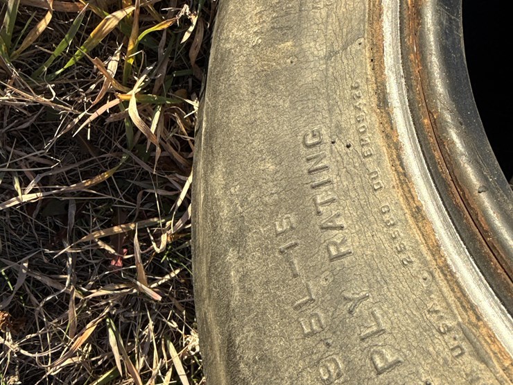 11l-15-mounted-&-unmounted-tires-image-18