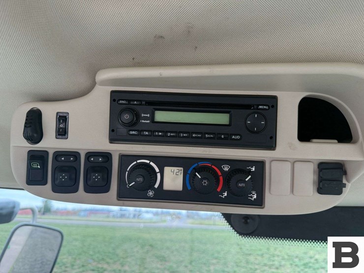 2012-john-deere-6115r-image-73