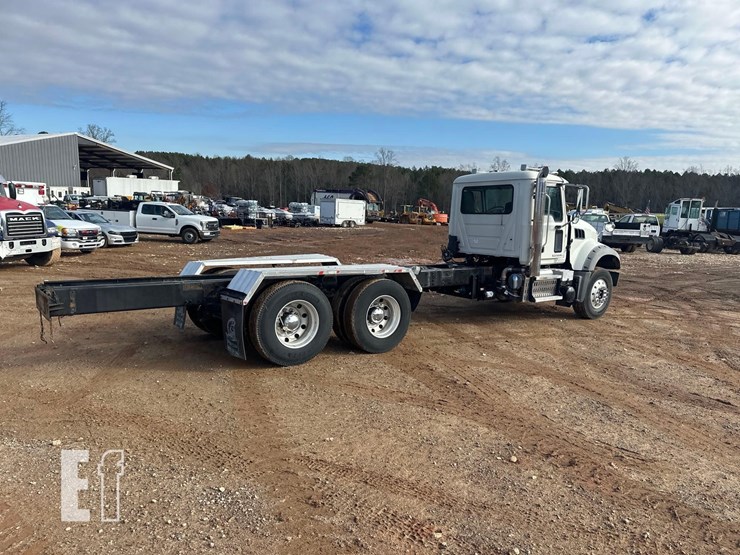 2016-mack-granite-gu433-image-4