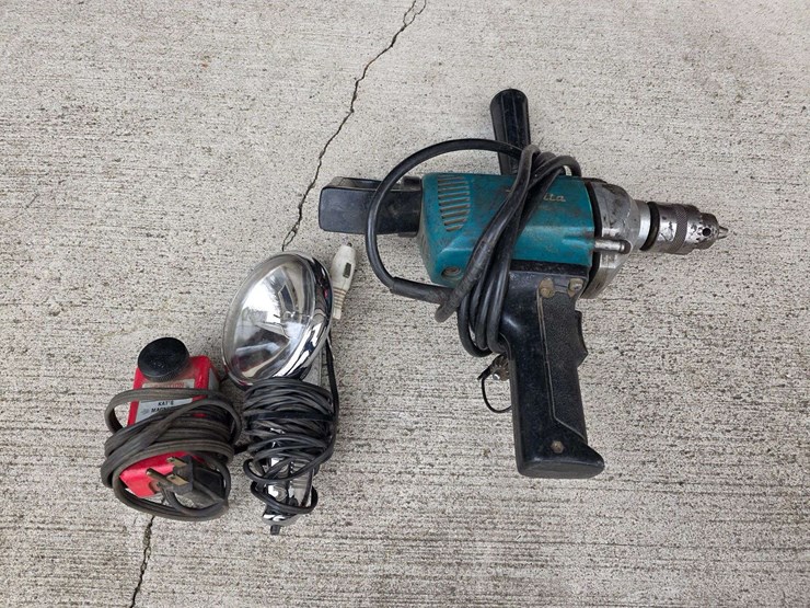 makita-½”-drill,-model-6013,-forward-and-reverse,-12v-light-and-magnetic-heater-image-1