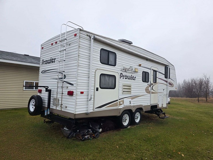 2004-prowler-fleetwood-5th-wheel-rv,-model-255-bhs,-12’-slide-out,-newer-19’-awning,-1-queen-front-b-image-6