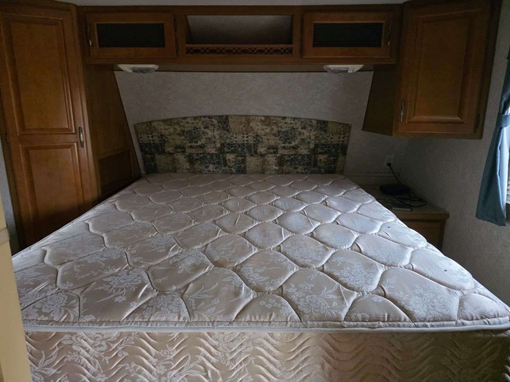 2004-prowler-fleetwood-5th-wheel-rv,-model-255-bhs,-12’-slide-out,-newer-19’-awning,-1-queen-front-b-image-53