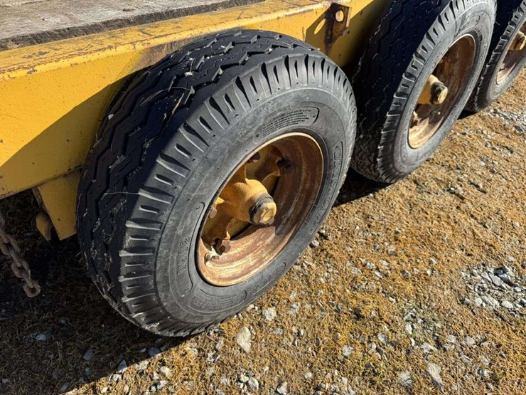 tri-axle-equipment-trailer-image-9