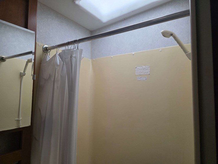 2004-prowler-fleetwood-5th-wheel-rv,-model-255-bhs,-12’-slide-out,-newer-19’-awning,-1-queen-front-b-image-47