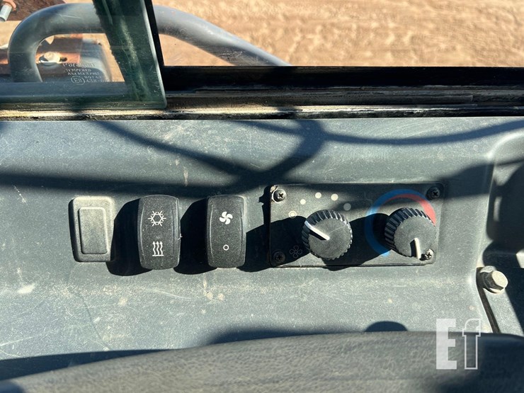 2015-deere-550k-lgp-image-34