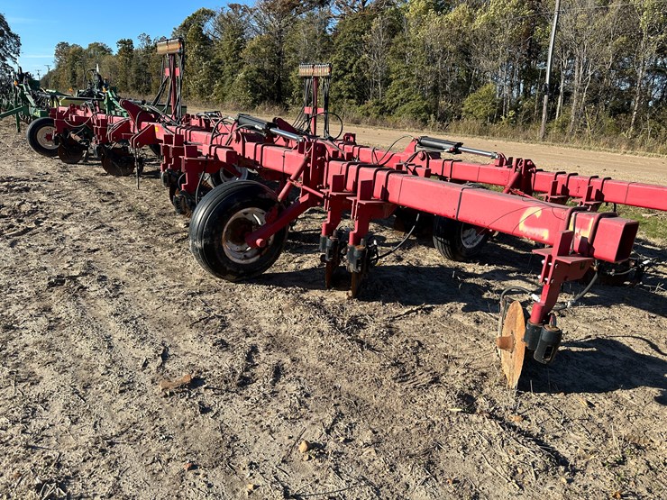 #33739-•-8-row-60"-knife-applicator-location:-site-1b-image-1