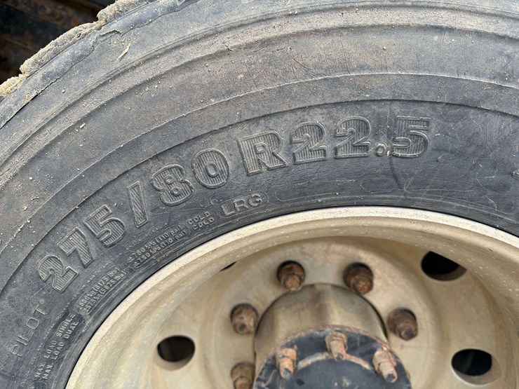 2006-freightliner-columbia-grain-truck,-549,000-miles,-8-year-old-box,-eaton-speed-shift-10-speed-tr-image-26