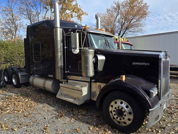 2021-kenworth-w900l-image-1