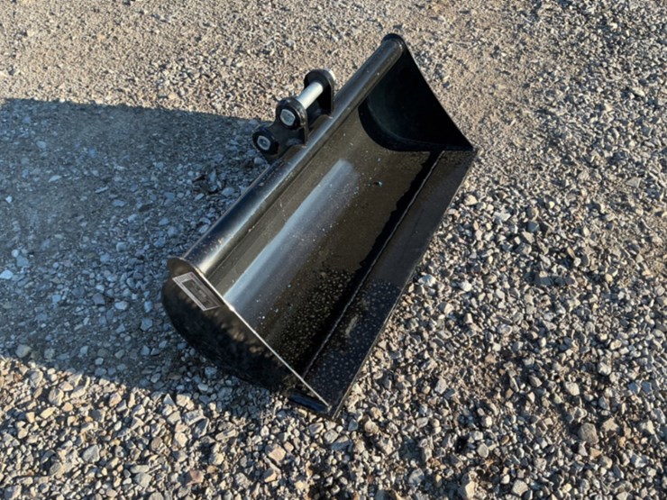 30-inch-toothless-bucket-for-mini-excavator-image-1