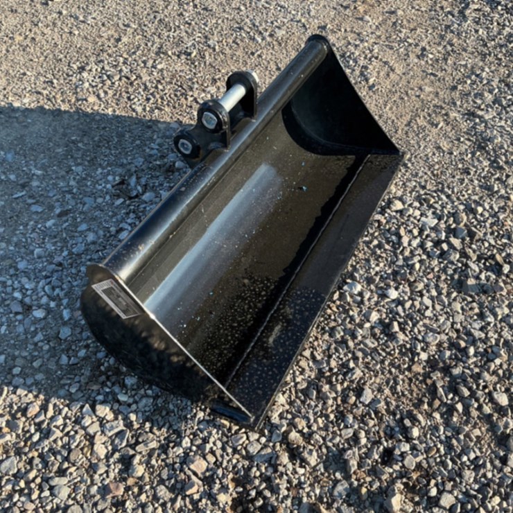 30 INCH TOOTHLESS BUCKET FOR MINI EXCAVATOR