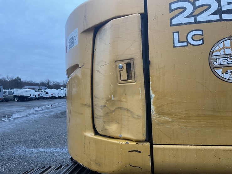 deere-225d-lc-image-6