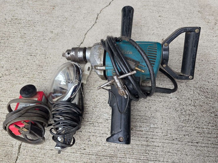 makita-½”-drill,-model-6013,-forward-and-reverse,-12v-light-and-magnetic-heater-image-3