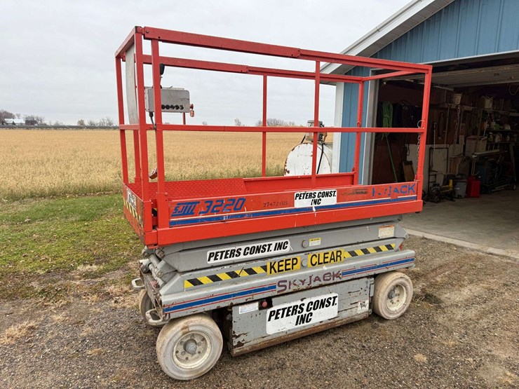 sky-jacker-model-3220-battery-powered-lift,-32”-wide-platform-w/3’-extension,-will-lift-20’,-474-hou-image-1