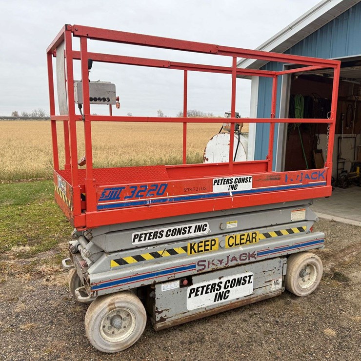 Sky Jacker Model 3220 Battery Powered Lift, 32” Wide Platform w/3’ Extension, Will Lift 20’, 474 Hou