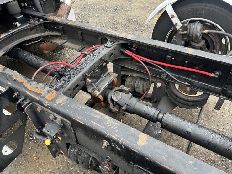 2017-freightliner-cascadia-tri-axle-truck-tractor-image-26