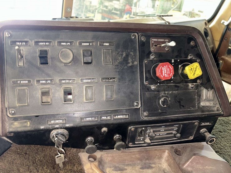 1983-international-co9670-cabover-semi-tractor,-xl-series,-400-cummins,-13-speed,-11r24.5-rears-on-s-image-33