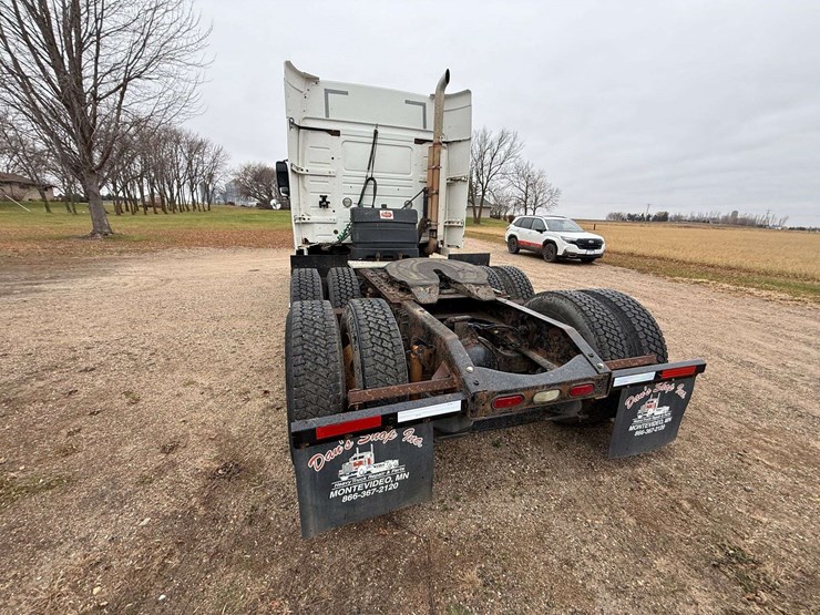 2005-volvo-sleeper-semi,-cummins-isx-engine,-13-speed-eaton-transmission,-wet-kit,-aluminum-front-an-image-18