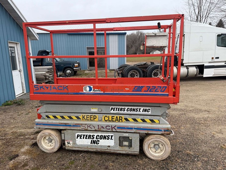 sky-jacker-model-3220-battery-powered-lift,-32”-wide-platform-w/3’-extension,-will-lift-20’,-474-hou-image-6