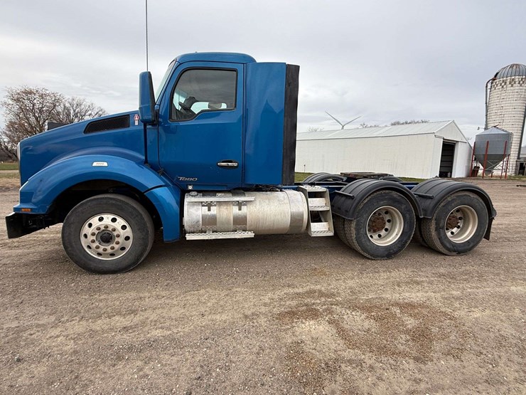2016-kenworth-t880-image-16