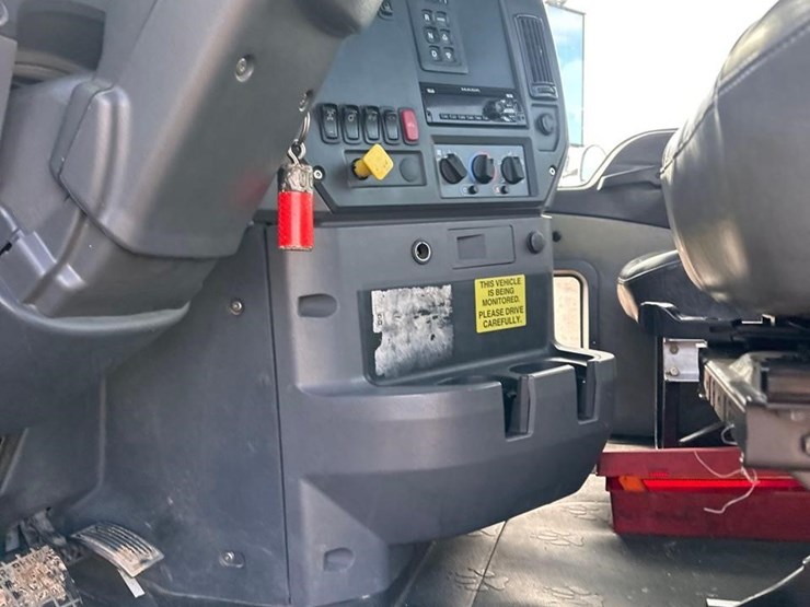 2016-mack-granite-gu433-image-20