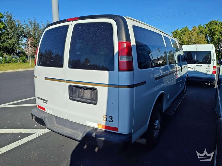 2015-chevrolet-express-2500-image-3