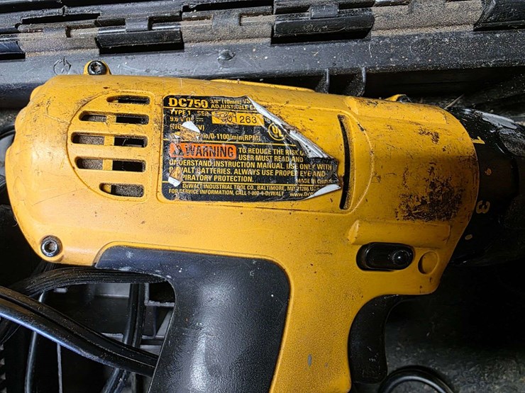 dewalt-9.6v-cordless-drill-with-battery-and-charger,-battery-in-unknown-working-condition-image-4