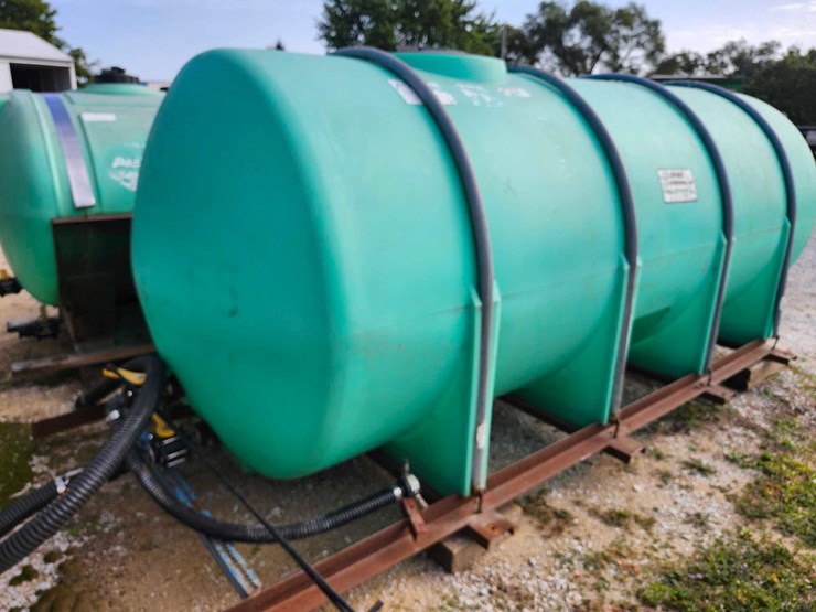 1700-gal-snyder-banded-poly-tank-on-frame-image-3