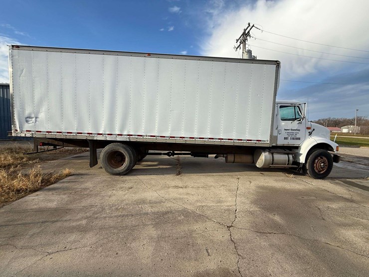 1992-international-805-box-truck,-shows-54,622-miles,-9-speed-transmission,-11r22.5-tires,-26.5’-box-image-7