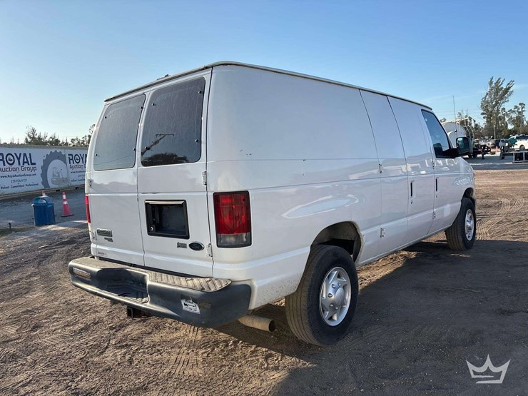 2011-ford-cargo-image-3