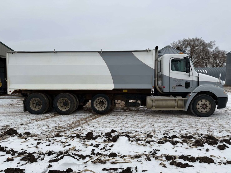 2006-freightliner-columbia-grain-truck,-549,000-miles,-8-year-old-box,-eaton-speed-shift-10-speed-tr-image-8