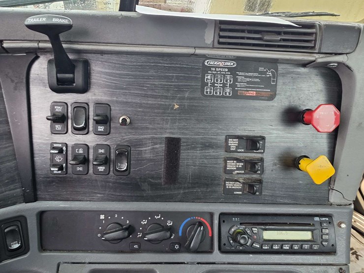 2007-freightliner-cl120-day-cab-semi,-978,000-miles,-detroit-series-60-–-14l-engine,-515hp,-10-speed-image-35