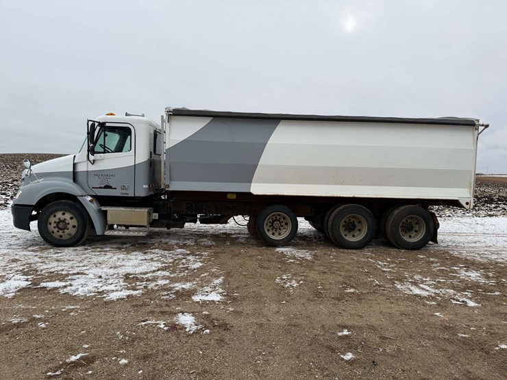 2006-freightliner-columbia-grain-truck,-549,000-miles,-8-year-old-box,-eaton-speed-shift-10-speed-tr-image-12