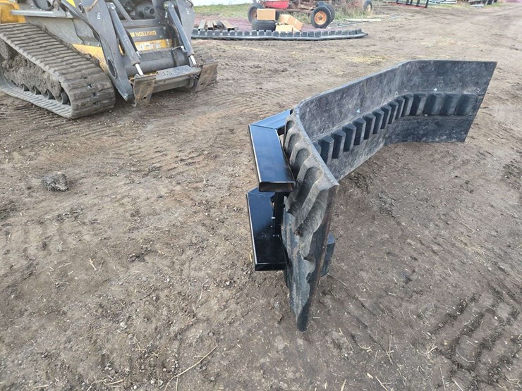 m&j-oldenburg-manufacturing-skidloader-mount-rubber-snow/manure-pusher-image-2