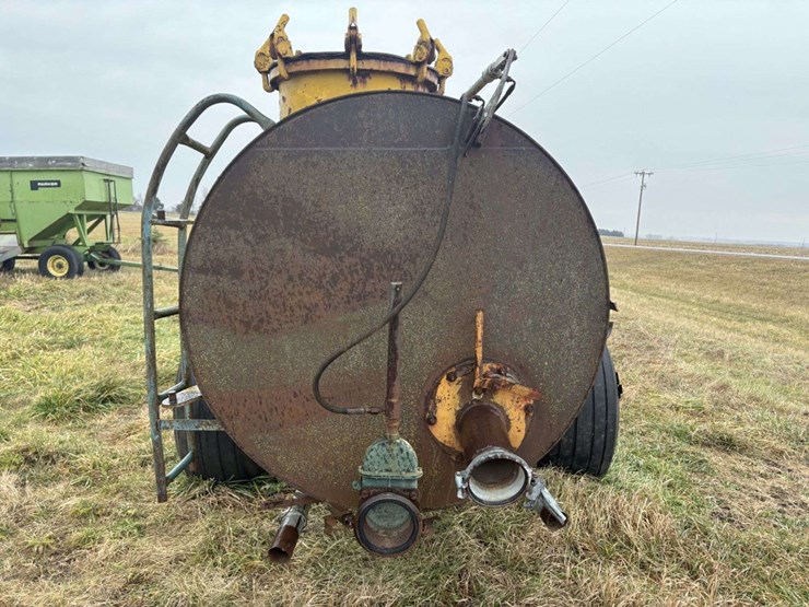 liquid-manure-vacuum-tank,-19l-16.1-tires,-540-,-(1/2-pto-missing),-(2)-hyd-injector-shanks,-approx-image-5