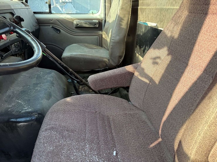 1996-international-8100-image-24