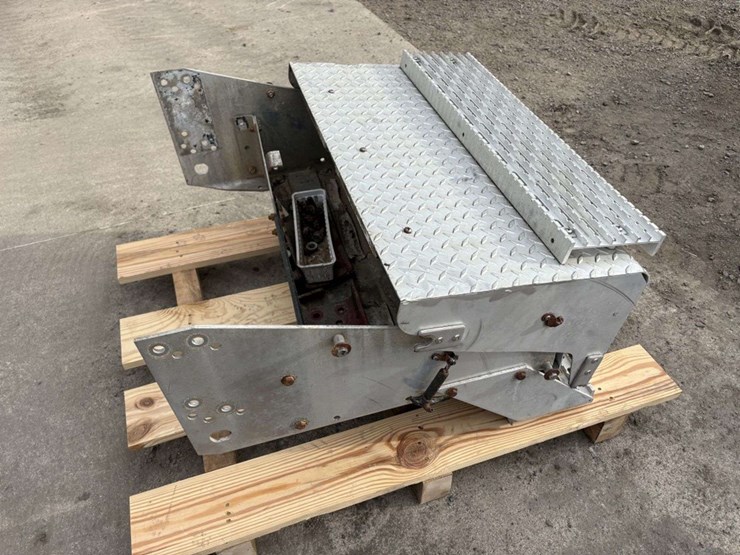 aluminum-battery/step-box,-32”-wide-image-5