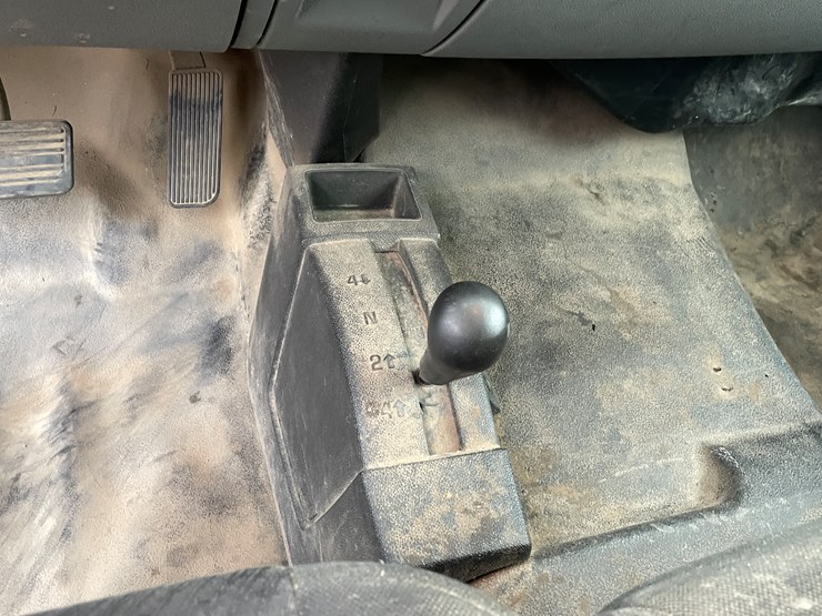 #1125-•-2013-chevrolet-silverado-pickup-truck-(has-mn-title)-image-31