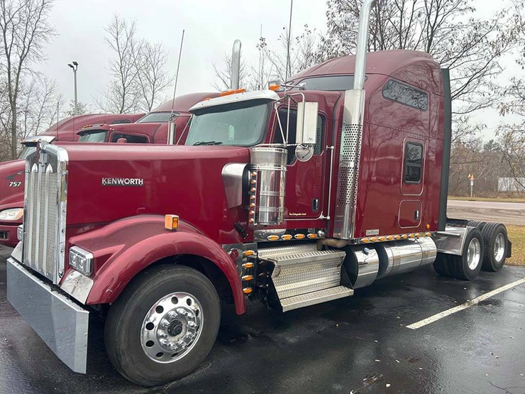2022-kenworth-w900l-image-1