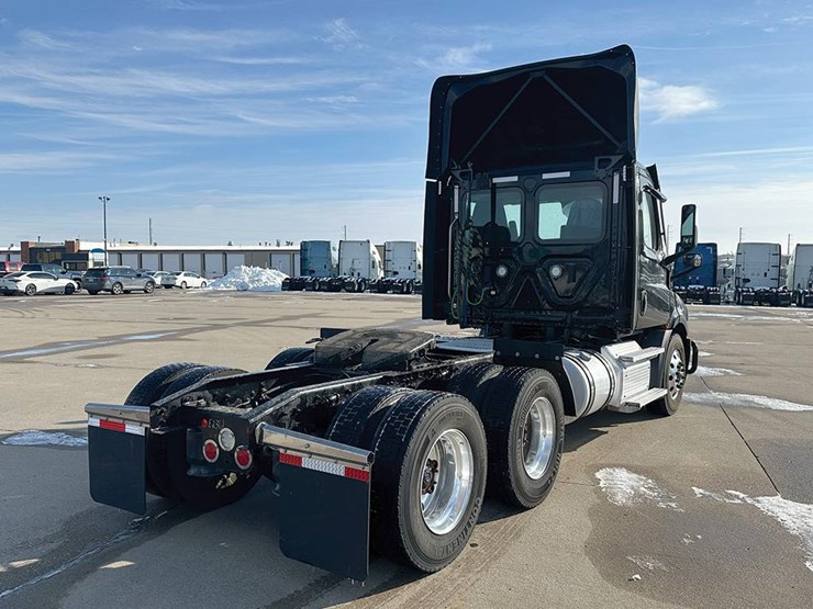 2021-freightliner-cascadia-116-image-3