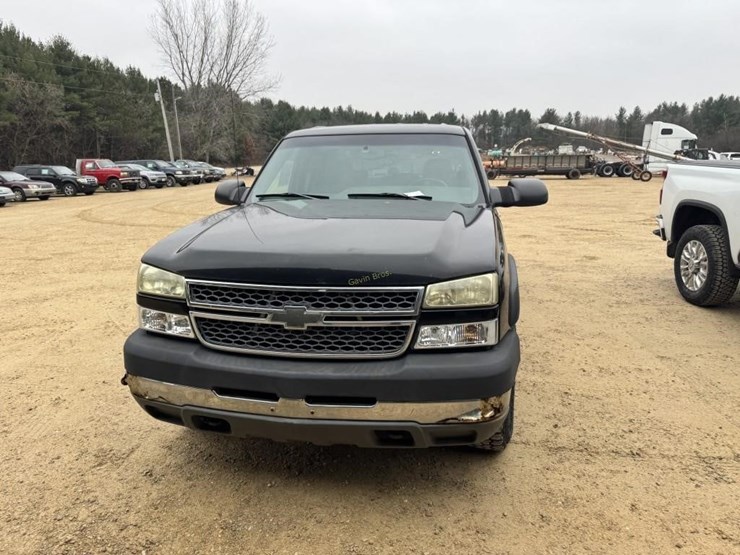 2005-chevy-silverado-2500-hd-pickup-image-2