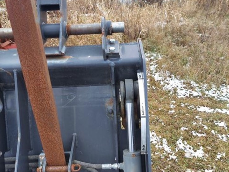 new-holland-lb95-image-3