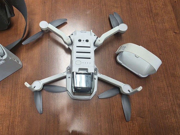 dji-mini-2-drone-with-fly-more-package,-has-3-batteries,-extra-propellers-and-tablet-holder,-only-fl-image-9