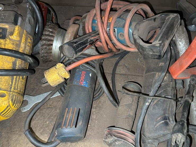 #183-•-contents-of-second-shelf-and-floor-underneath*-image-3