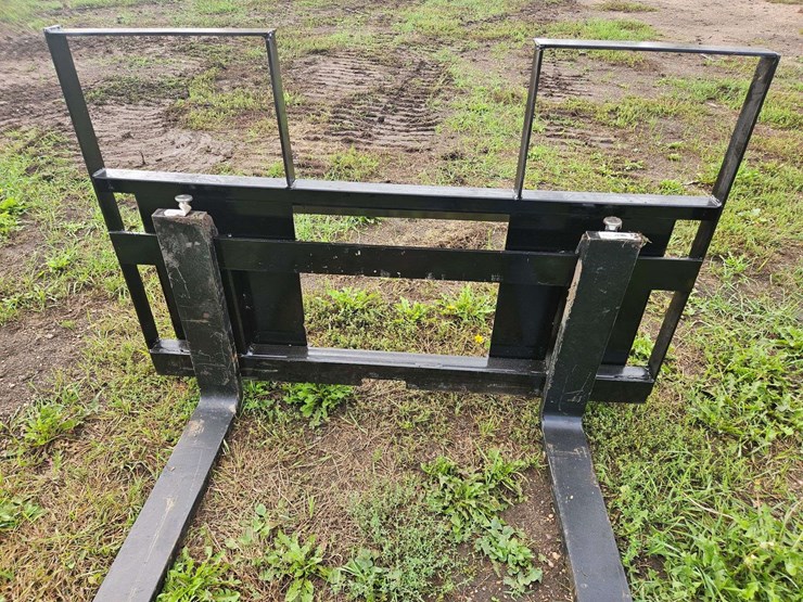 m&j-oldenburg-manufacturing-skidloader-mount-4'x4'-pallet-forks-image-2