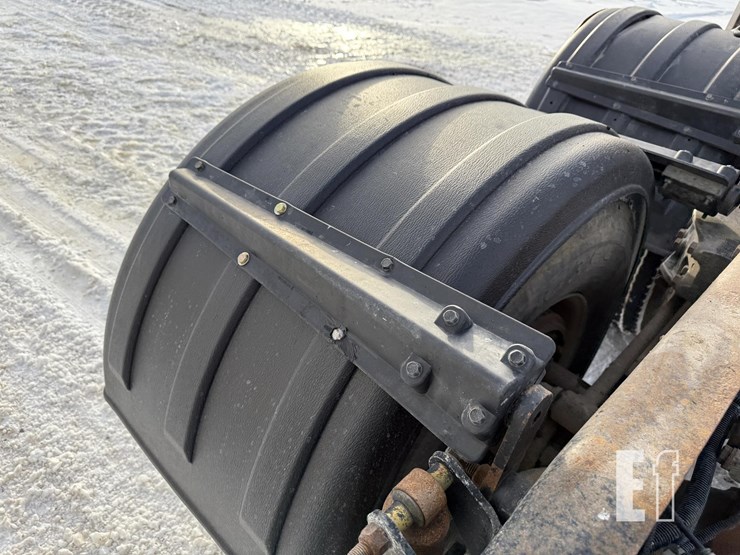 2004-peterbilt-379-image-19