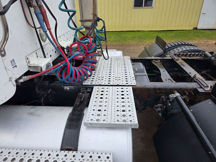 2007-freightliner-cl120-day-cab-semi,-978,000-miles,-detroit-series-60-–-14l-engine,-515hp,-10-speed-image-38